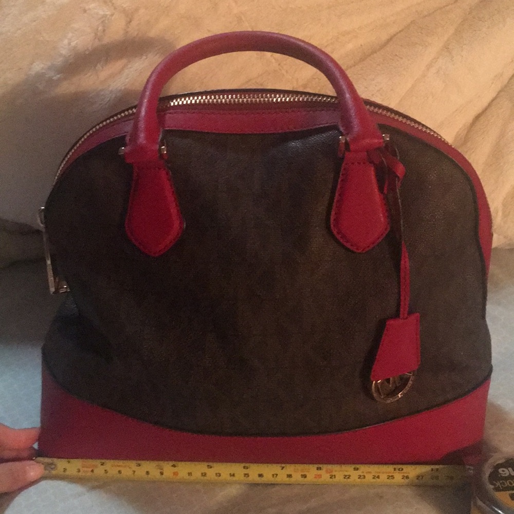 MK purse in excellent condition. Can say it's new.